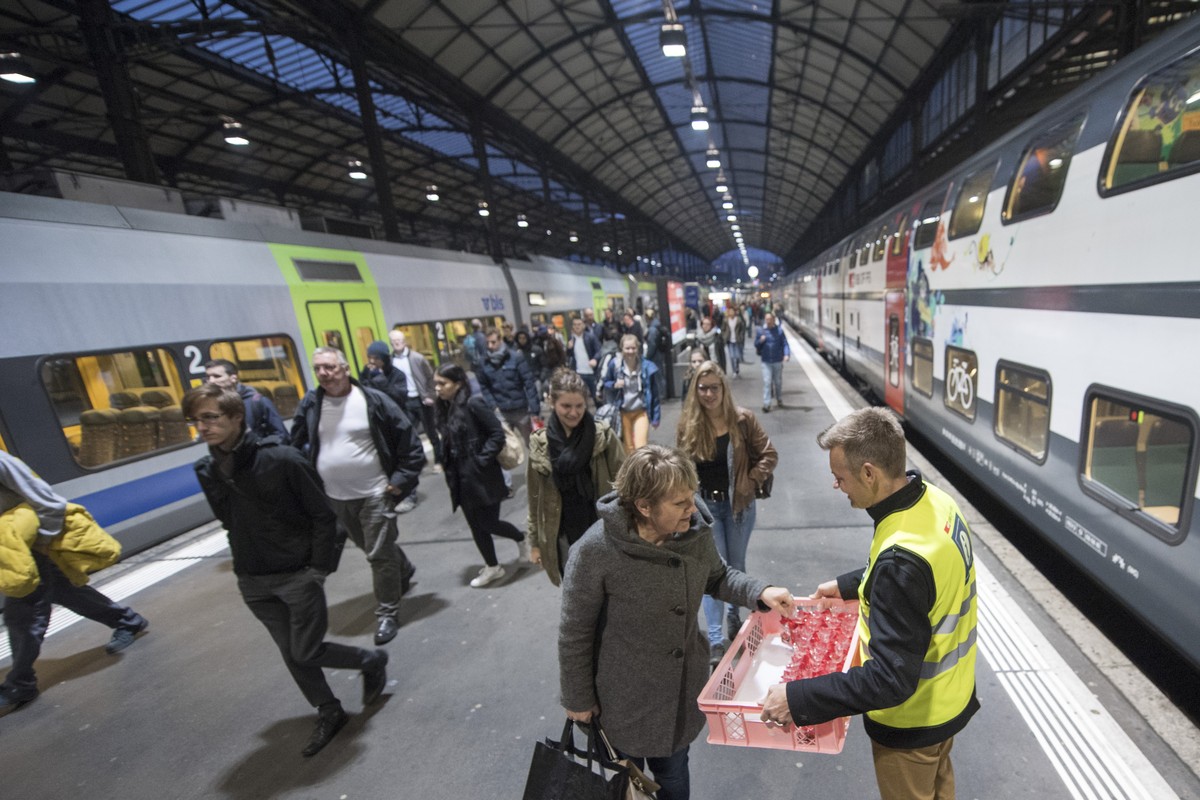 Seit dem fruehen Morgen ist der Bahnhof Luzern wieder geoeffnet, die Zuege Fahren wieder und die Zugpassagiere erhalten von der SBB als Entschuldigung Schokoladenherzen geschenkt am Montag, 27. Maerz  ...