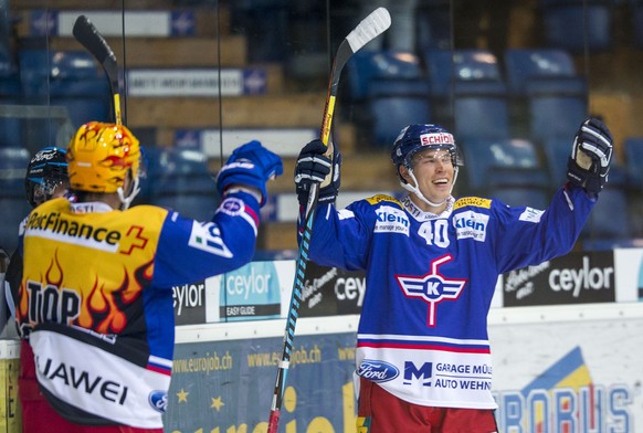 EHC Kloten Stuermer Tomi Sallinen, rechts, feiert seinen Treffer zum 4-0 mit Denis Hollenstein waehrend dem Eishockey-Meisterschaftsspiel der National League A zwischen dem EHC Kloten und den SCL Tige ...