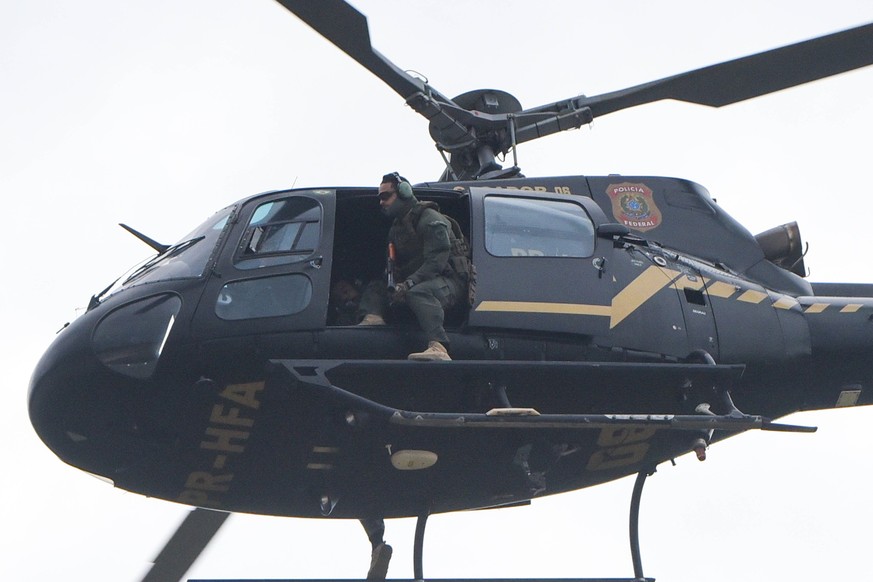 Brasilien, Anhänger des Ex-Präsidenten Jair Bolsonaro stürmen mehrere Regierungsgebäude in Brasilia BRASÍLIA, DF - 08.01.2023: TERRORISMO ANTIDEMOCRÁTICO EM BRASÍLIA - Photo, Federal Police helicopter ...