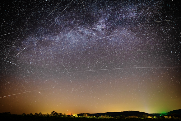 Fallende Sterne während der April Lyrids 2020 (23. April). Zusammensetzung fallender Sterne während eines Zeitraums von 2 Stunden und einer 15 Sek. Belichtung für die Sterne.