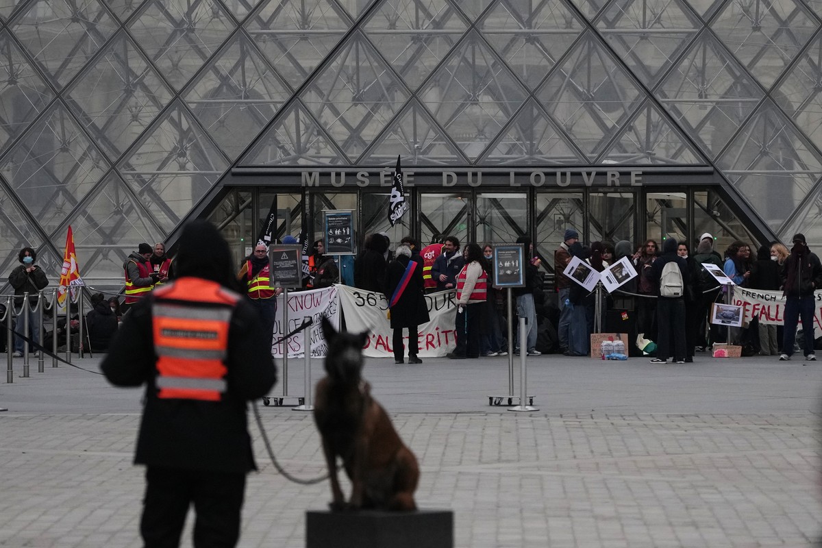 Workers block the entrance of the Louvre museum during a protests against rising living costs, in Paris, Monday, Oct. 19, 2026. (AP Photo/Christophe Ena)
France Protests