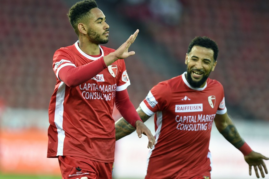 Die Walliser mit Torschuetze Matheus Cunha, links, und Carlitos, rechts, jubeln nach dem 0-1 fr Sion beim Fussballspiel der Super League Grasshopper Club Zuerich gegen den FC Sion 
im Stadion Letzigr ...