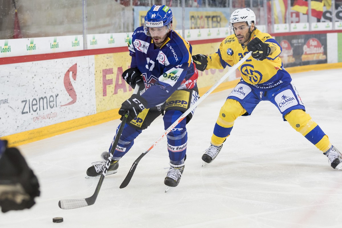 L'attaquant biennois Mathias Joggi, gauche, lutte pour le puck avec le defenseur davosiens Noah Schneeberger, droite, lors du match du championnat suisse de hockey sur glace de National League LN ...