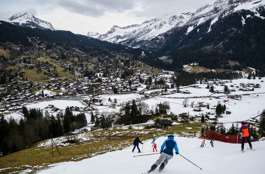 Des skieurs descendent la piste du domaine skiable entre Les Mazots et Les Diablerets le mardi 27 decembre 2022 dans les Alpes vaudoises. (KEYSTONE/Jean-Christophe Bott)