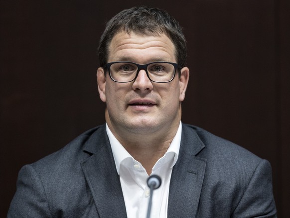 SVP-Nationalrat Manuel Strupler, TG, vom Referendumskomitee aeussert sich an einer Medienkonferenz zum Bundesgesetz ueber Ueberbrueckungsleistungen f