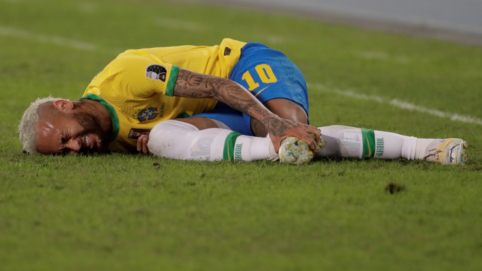 epa09297708 Brazil&#039;s Neymar Jr complaints of a foul against Colombia during the Copa America 2021 group B soccer match between Brazil and Colombia at the Nilton Santos Olympic Stadium in Rio de J ...