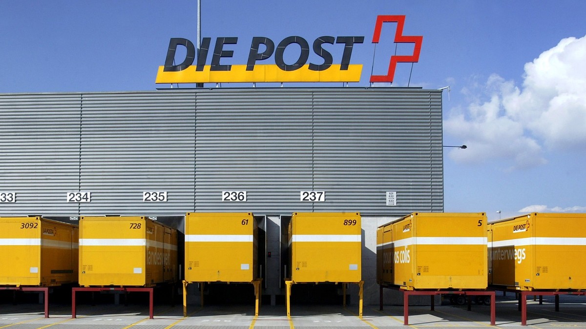 Removable containers wait for further transportation by truck or by rail in front of the parcel post center in Frauenfeld in the canton of Thurgau, Switzerland, pictured on October 22, 2003. Ulrich Gy ...