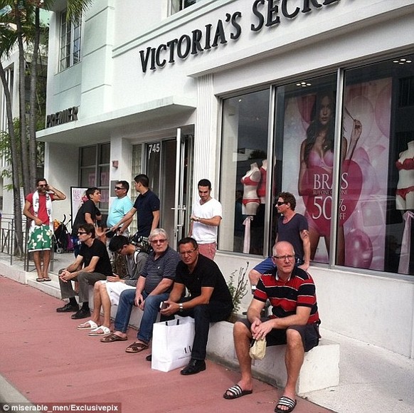 33 Fotos trauriger Männer in Einkaufszentren
Das hier ist Victorias Secret in Miami (eines von vielen) ...
Das sass ich auch schon ... gefühlte &gt;9000 Stunden :' (