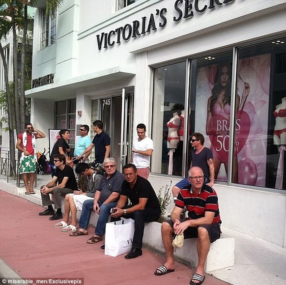 33 Fotos trauriger MÃ¤nner in Einkaufszentren
Das hier ist Victorias Secret in Miami (eines von vielen) ...
Das sass ich auch schon ... gefÃ¼hlte &gt;9000 Stunden :&#039; (