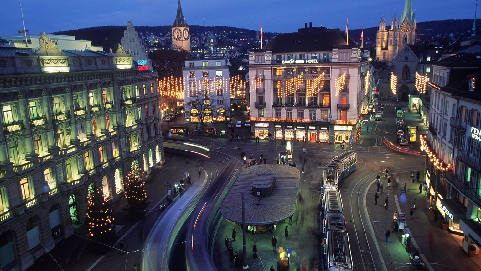 Blick auf den Paradeplatz in Zuerich, aufgenommen am Montag, 11. Dezember vom Gebaeude der UBS aus. Links im Bild die Credit Suisse. Zum letzten Mal haengt in diesem Jahr die traditionelle Weihnachstb ...