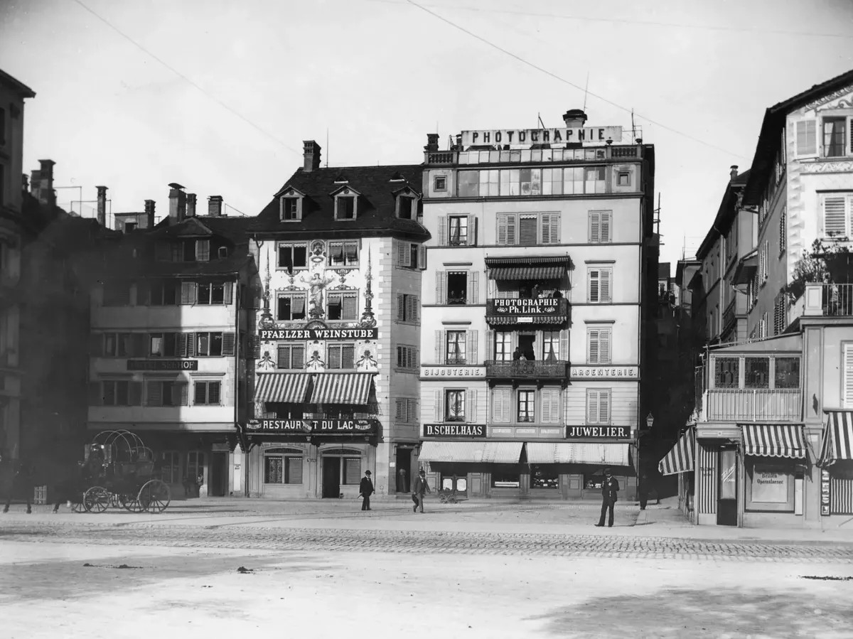 In der Stadt Zürich sind für die Zeit von 1855 bis 1915 mehr als 100 Standorte von Fotoateliers bekannt. Sie wurden hauptsächlich für Personen- und Portraitaufnahmen genutzt.
https://baz.e-pics.ethz.c ...