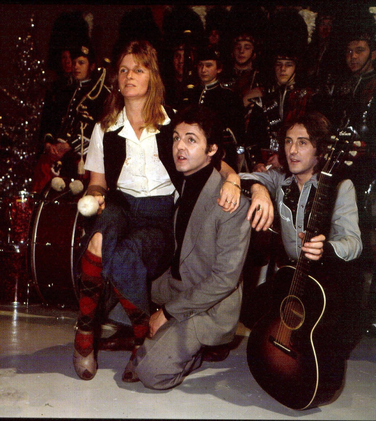 WINGS British Pop Group Left to Right: LINDA McCARTNEY PAUL McCARTNEY and DENNY LAINE COMPULSORY CREDIT: UPPA/Photoshot Photo CMS 082001 10.12.1977 WINGS British Pop Group Left to Right: LINDA McCARTN ...