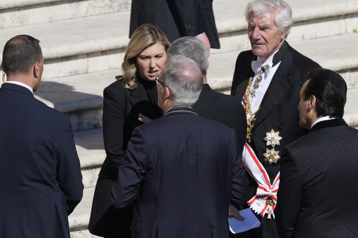 Ukraine's first lady Olena Zelenska center, arrives for the funeral of Pope Francis in St. Peter's Square at the Vatican, Saturday, April 26, 2025. (AP Photo/Gregorio Borgia)
Vatican Pope