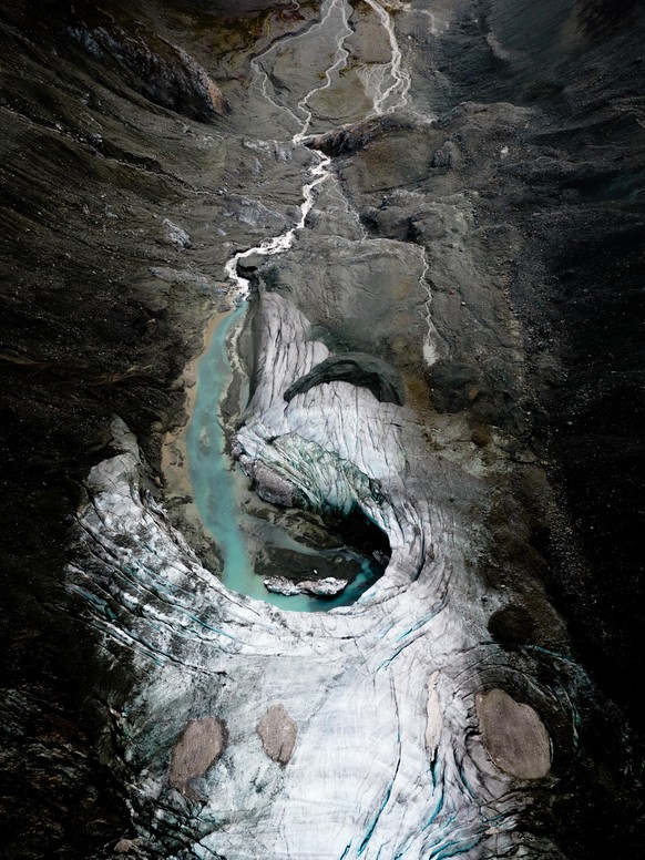 in der Fotoserie &quot;Fleeting Glaciers&quot; hat der 23-jährige Niklas Eschenmoser die Schweizer Gletscherwelt abgelichtet.