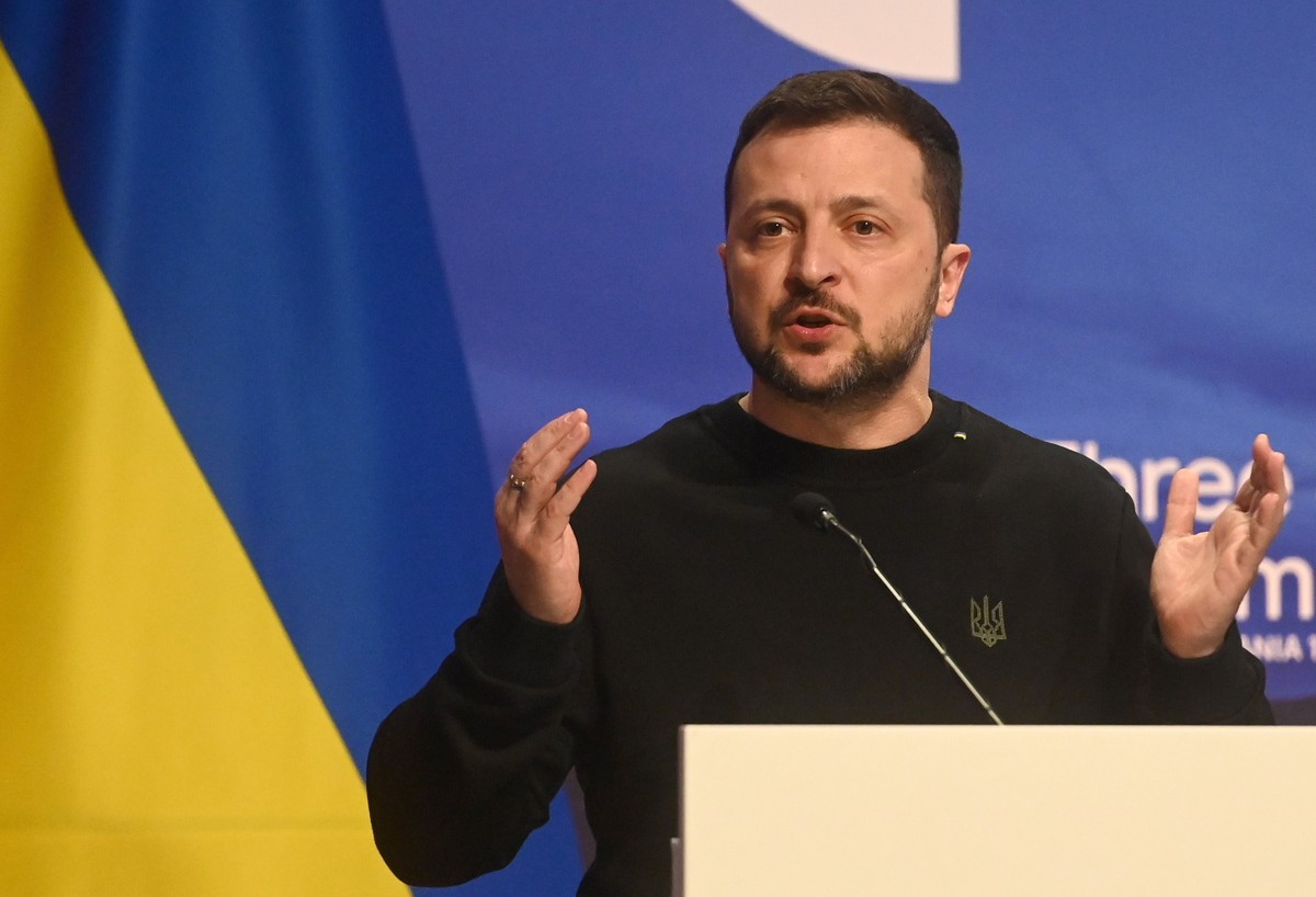 epa11272958 Ukrainian President Volodymyr Zelensky speaks during a press conference at the 9th Three Seas Summit at the Palace of the Grand Dukes of Lithuania in Vilnius, Lithuania, 11 April 2024. EPA ...