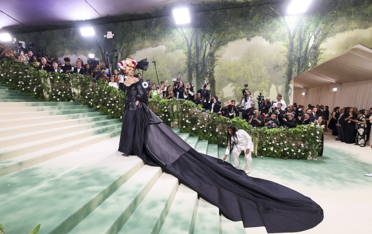 epa11323283 Zendaya arrives on the red carpet for the 2024 Met Gala, the annual benefit for the Metropolitan Museum of Art's Costume Institute, in New York, New York, USA, 06 May 2024. The event  ...