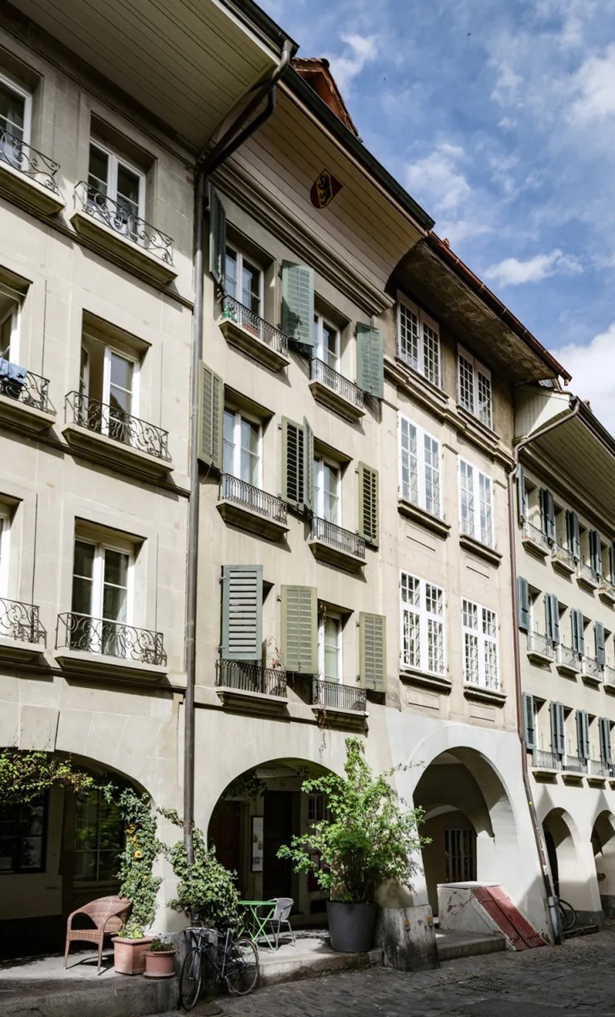 Ihr Atelier befand sich zeitlebens, von 1942 bis zu ihrem Tod im Jahr 1977, im renommierten Künstlerhaus an der Postgasse 20 in Bern – einem Ort der Kreativität, an dem auch Meret Oppenheim wirkte. Au ...