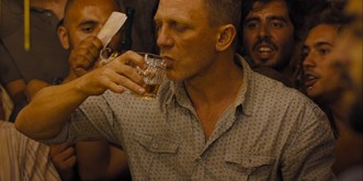 Cocktails, Kiffen und Co. – 11 Methoden, um den unweigerlichen Neujahrs-Kater zu überleben