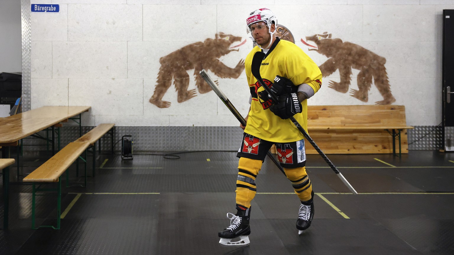 Berns Christopher DiDomenico auf dem Weg zur Trainingshalle, vor dem ersten offiziellen Eistraining des SCB, am Dienstag, 2. August 2022 in der Postfinance Arena in Bern. (KEYSTONE/Peter Klaunzer)