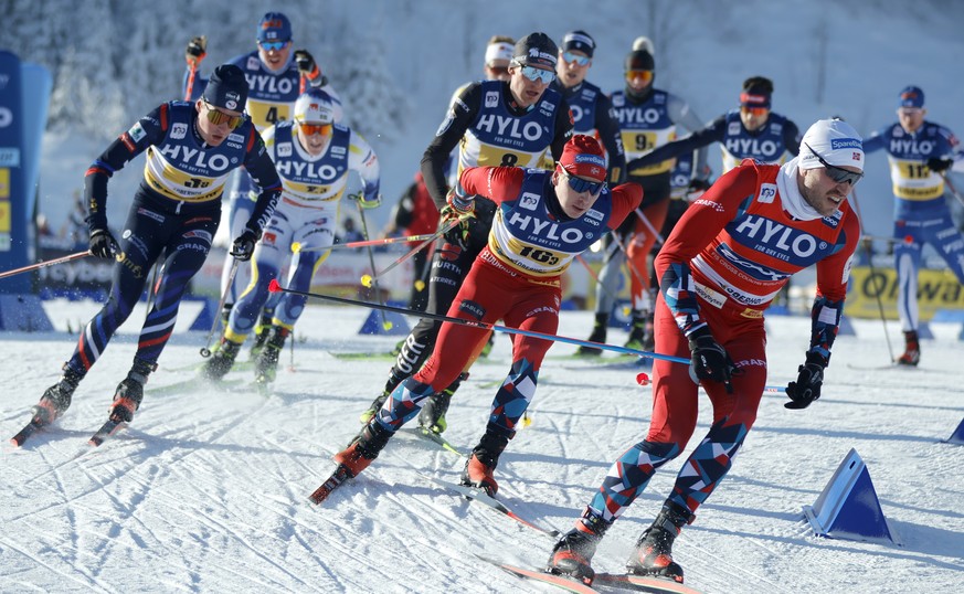 epa11094158 Athlets in action during the men?s 4x7.5 km Relay Classic/Free race at the FIS Cross-Country World Cup in Oberhof, Germany, 21 January 2024. EPA/RONALD WITTEK