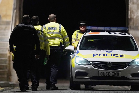 epa08499130 Police gather at a cordon close to the scene where reports state that three people were stabbed in Forbury Gardens, Reading, Britain, 21 June 2020. EPA/WILL OLIVER