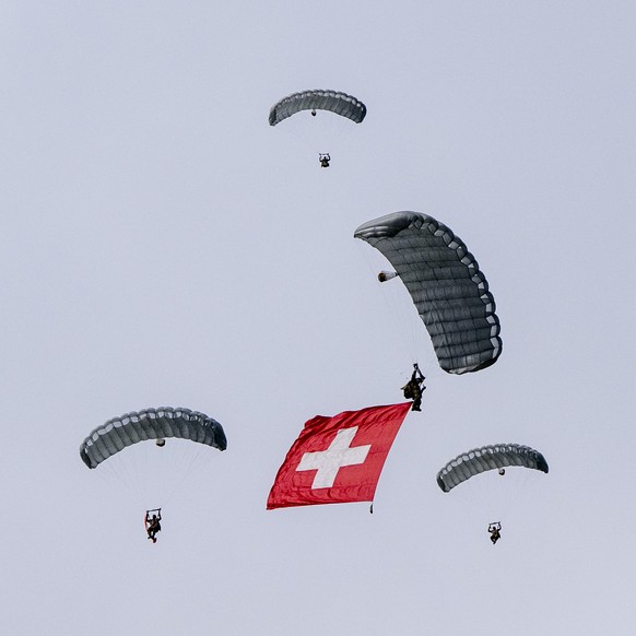 Eine Gleitschirmstaffel der Schweizer Armee trifft vor der Eroeffnung des Festgelaendes ein, anlaesslich des Eidgenoessischen Schwing- und Aelplerfest 2025 Glarnerland, ESAF, am Freitag, 29. August 20 ...