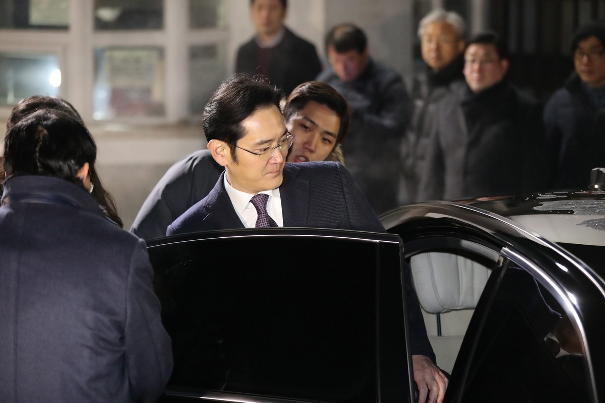 epa05728998 Lee Jae-yong, vice chairman of Samsung Electronics Co., gets into his car to leave a detention center south of Seoul, South Korea, 19 January 2017, after a local court rejected an arrest w ...