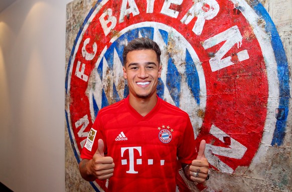 HANDOUT - 18.08.2019, Bayern, Muenchen: Fussball, Bundesliga, nach der Vertragsunterzeichnung posiert Neuzugang Philippe Coutinho im Trikot mit der Nummer 10. Der FC Bayern hat die Verpflichtung von P ...