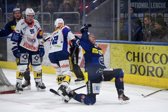 Ambri&#039;s player Diego Kostner, center, celebrates the 6 - 2 goal during a National League regular season game between HC Ambri-Piotta and EHC Kloten at the Gottardo Arena (New Valascia) in Ambri,  ...