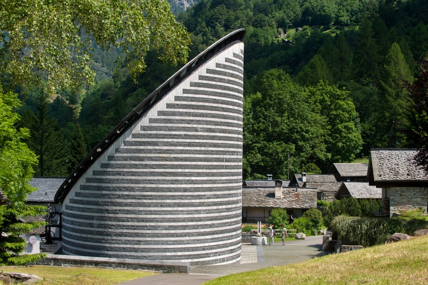 Eine Aussenaufnahme der Kirche San Giovanni Battista, vom Schweizer Architekt Mario Botta, in Mogno, Kanton Tessin, aufgenommen am Freitag, 24. Juni 2016. Die kleine Kirche aus dem 17. Jahrhundert wur ...