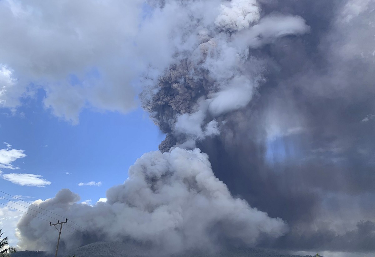 epa11706623 A handout photo made available by the Vulcanology and Geological Disaster Mitigation Center (PVMBG) of the Indonesian Ministry of Energy and Mineral Resources, shows the Lewotobi Laki-Laki ...