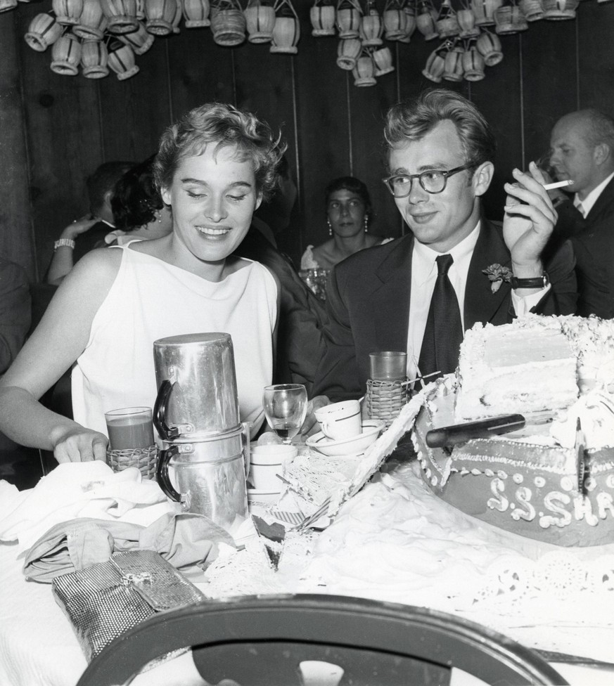 James Dean and Ursula Andress at the Villa Capri Restaurant in Los Angeles, 1955. PUBLICATIONxINxGERxSUIxAUTxONLY Copyright: xRoyxCummingsx 1140_002

James Dean and Ursula Andress AT The Villa Capri R ...