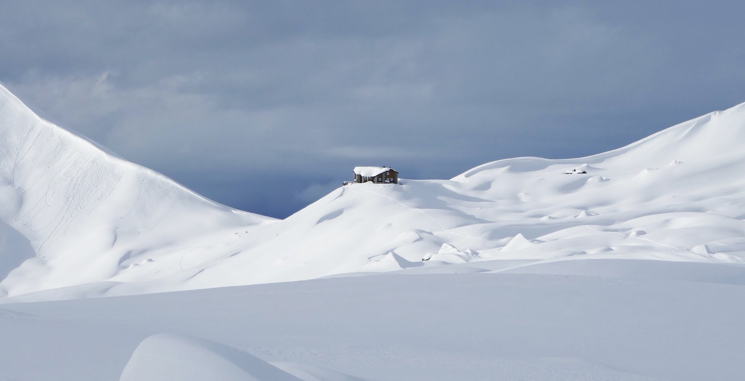 Eine einsame Hütte eingebettet in eine märchenhafte Schneelandschaft. Weiter unten gibt's den Weg zu diesem Bijou.