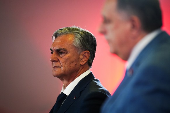 epaselect epa12544916 Sinisa Karan (L), the Alliance of Independent Social Democrats (SNSD) candidate for President of Republika Srpska, listens to party leader Milorad Dodik (R), following the announ ...
