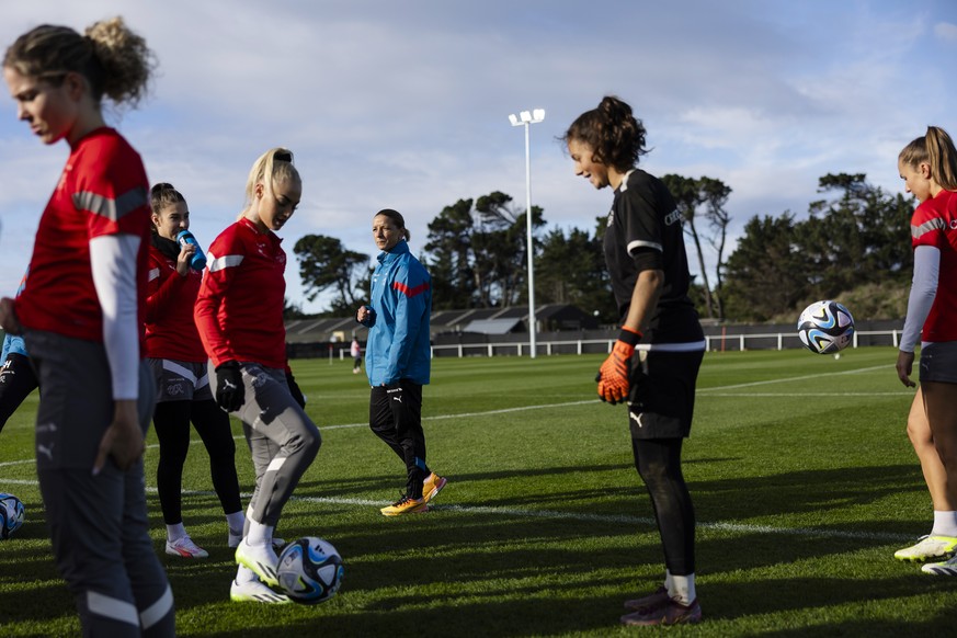 Switzerland&#039;s Luana Buehler, Seraina Piubel, Alisha Lehmann, head coach Inka Grings, Livia Peng and Lia Waelti, left to right, attend a public training session on the training ground Tahuna Park  ...