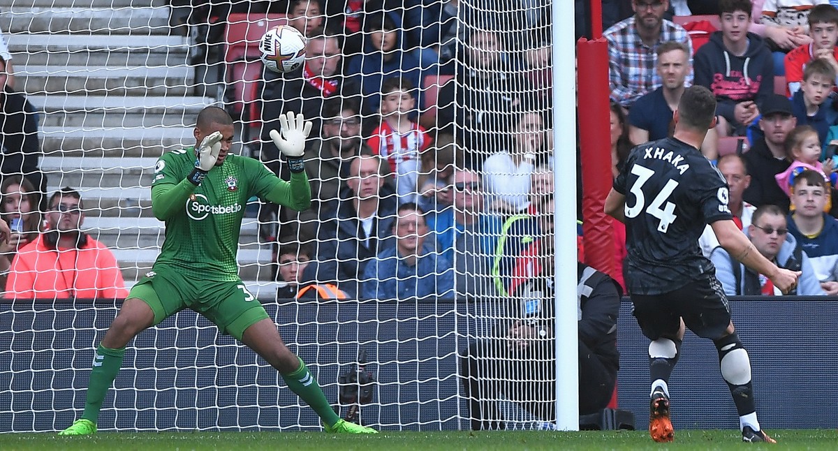 epa10260833 Arsenal's Granit Xhaka (R) scores the opener goal against Southampton goalkeeper Gavin Bazunu (L) during the English Premier League soccer match between Southampton FC and Arsenal FC  ...