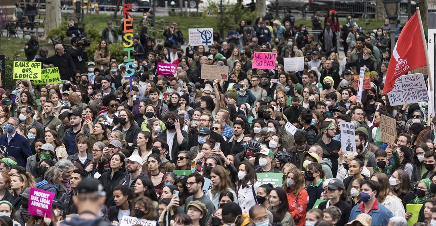 epa09925410 People gather for an abortion rights rally in Foley Square in New York, New York, USA, 03 May 2022. Pro-choice supporters gathered in cities around the country after a leaked draft of a Su ...