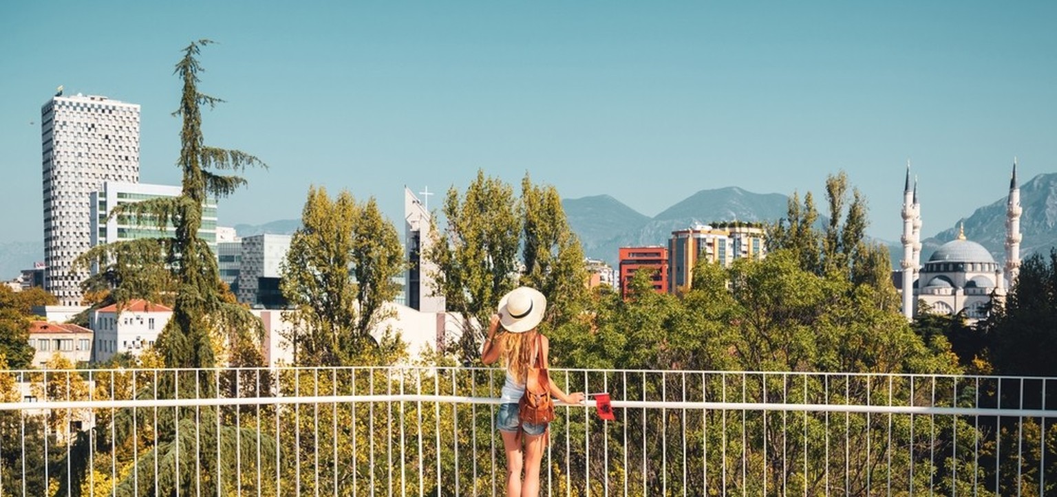 tirana, albania, Albanien, reisen, reisende Frau