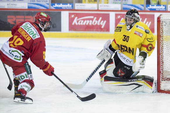 Tigers Pascal Berger, links, verpasst eine Chance gegen Berns Goalie Philip Wuethrich, waehrend dem Qualifikations-Spiel der National League, zwischen den SCL Tigers und dem SC Bern, am Freitag 29. Ok ...