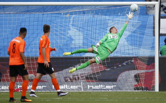 FC Lausanne-Sport Torhueter Thomas Castella kassiert das Tor von Grasshopper Club Zuerich Mittelfeldspieler Caio (Caio Cesar Alves dos Santos), nicht im Bild, zum Spielstand von 1-0 waehrend dem Super ...