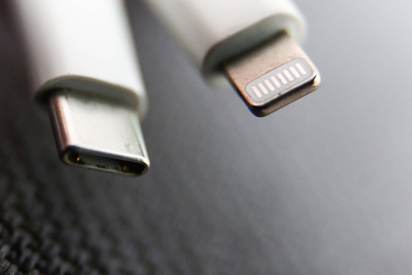 Rechts ist der alte Lightning-Stecker. Links der neue USB-C-Anschluss.