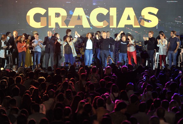 epa09582711 Members of Juntos por el Cambio celebrate having won the legislative elections in the main districts of the country, in Buenos Aires, Argentina, 14 November 2021. EPA/Enrique Garcia Medina