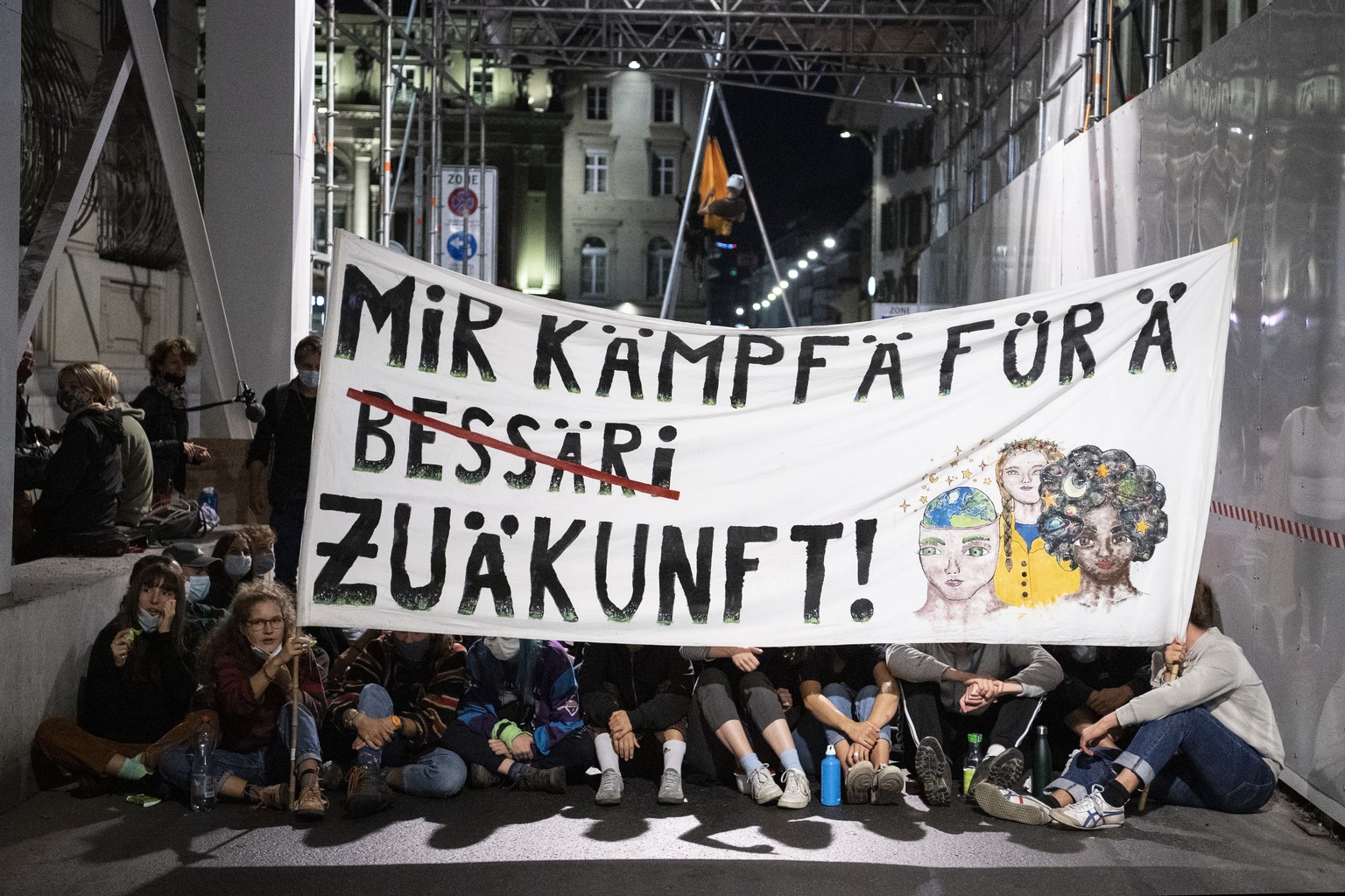 Klimaaktivisten besetzen waehrend ihrer Aktionswoche Rise up for Change den Bundesplatz, am Montag, 21. September 2020, in Bern. Die Kimabewegung kuendigt weitere Aktionen gegen die institutionelle Po ...