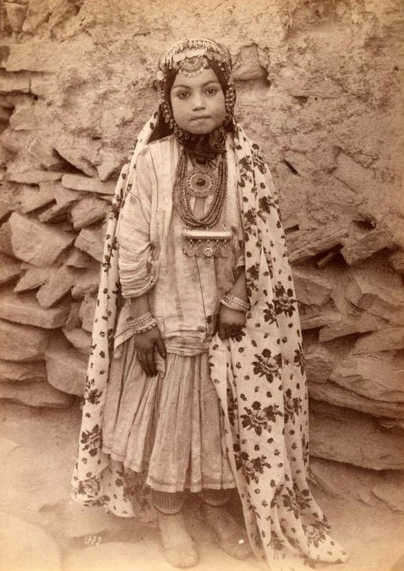Ein iranisches Mädchen in Kadscharen-Tracht, spätes 19. Jahrhundert. Das Bild stammt vom iranischen Fotografen Antoin Sevruguin.