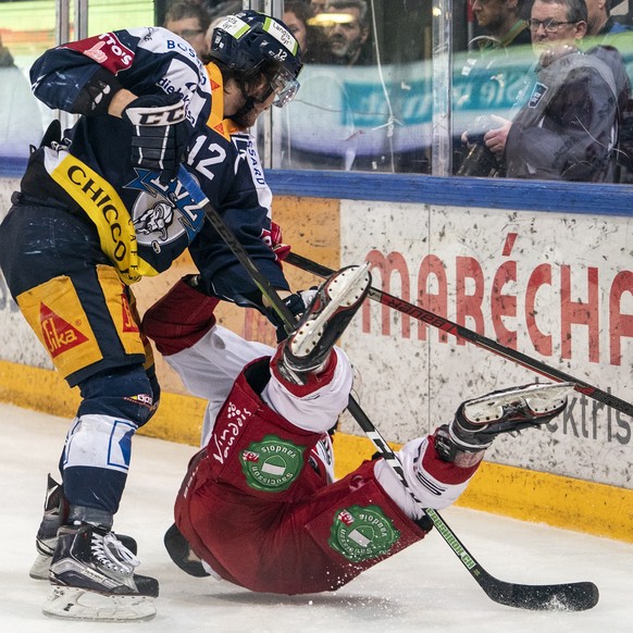 Zugs Yannick Zehnder, links, im Spiel gegen Lausannes Etienne Froidevaux, rechts, im dritten Eishockey Playoff-Halbfinalspiel der National League zwischen dem EV Zug und dem Lausanne HC, am Samstag, 3 ...