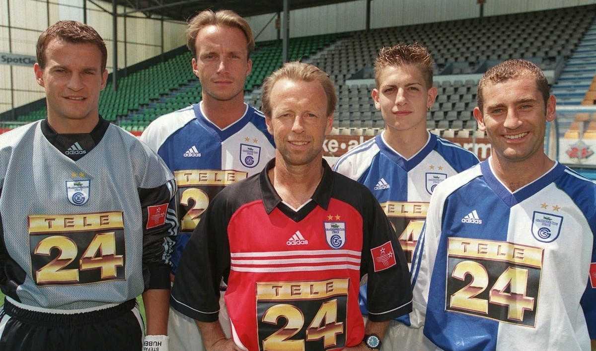 GC-Trainer Roger Hegi, vorne mitte, posiert am 5. Juli 1999 auf dem Zuercher Hardturm mit den neuen Zuzuegen, vlnr, Stefan Huber, Marc Hodel, Mladen Petric und Patrick Isabella. (KEYSTONE/CHRISTOPH RU ...