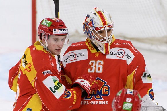 Biels Janis Moser, links, und Biels Torhueter Joren Van Pottelberghe, rechts, jubeln nach dem Sieg (2-1), beim Eishockey Meisterschaftsspiel der National League zwischen dem EHC Biel und den Lausanne ...