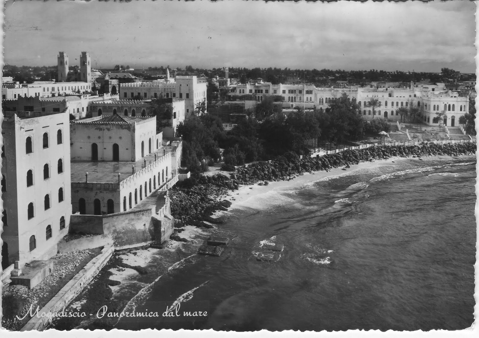 1952 aufgegebene Postkarte aus Mogadischu. Die italienische Aufschrift «Mogadiscio – Panoramica dal mare» zeugt von der Kolonialzeit, als Mogadischu Hauptstadt von Italienisch-Somaliland (1905-1941) w ...