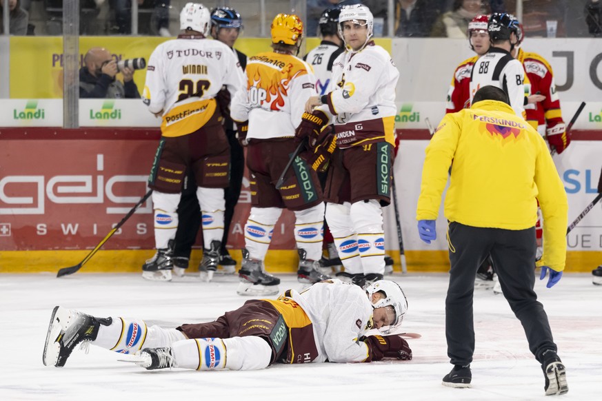 Theodor Lennstroem, GSHC, reagiert am Boden, beim Eishockey Meisterschaftsspiel der National League zwischen dem EHC Biel und dem Geneve-Servette HC, am Samstag Samedi, 18. November 2023, in der Tisso ...