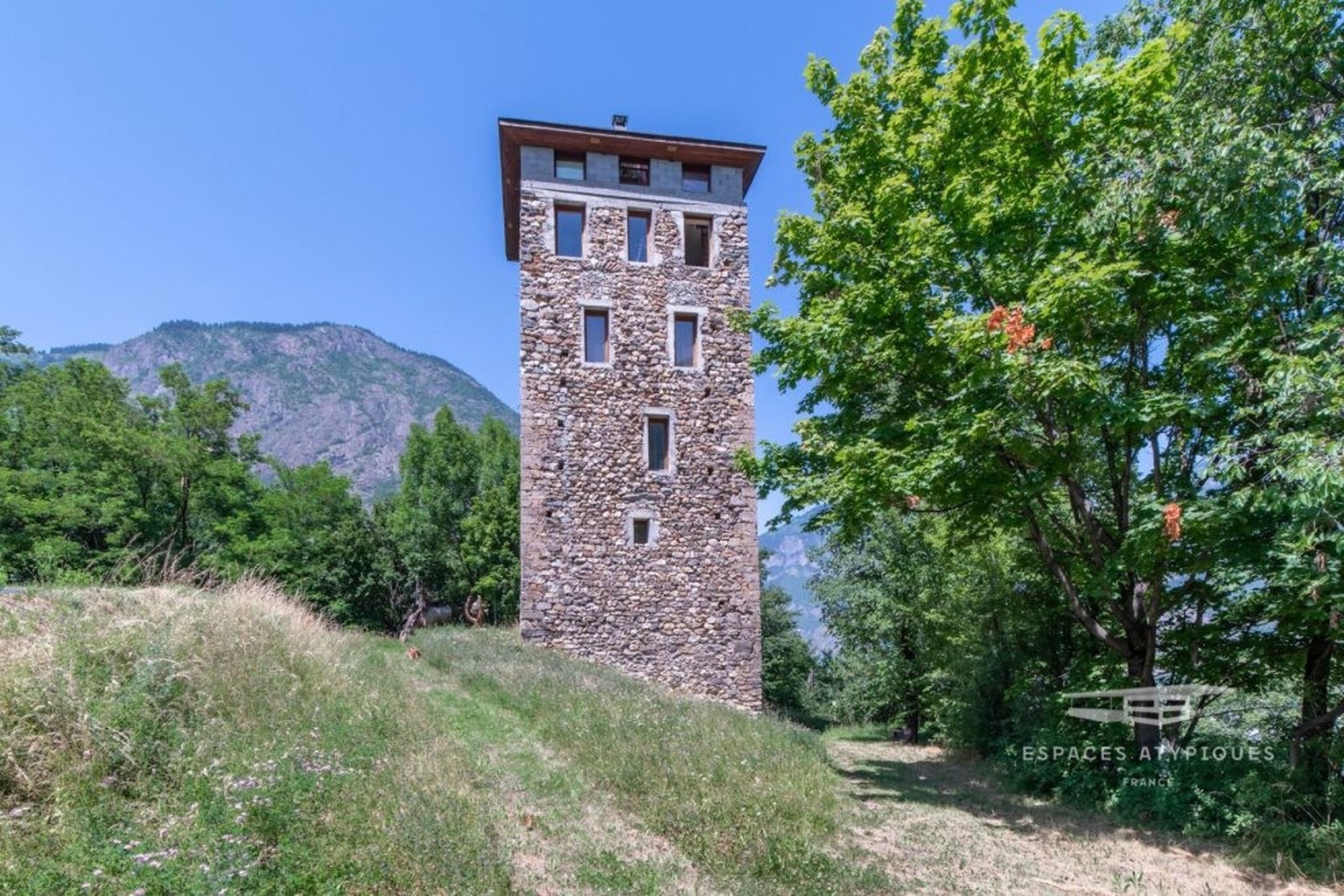 https://castleist.com/245k-savoie-france-medieval-watchtower-for-sale/ schloss zu verkaufen